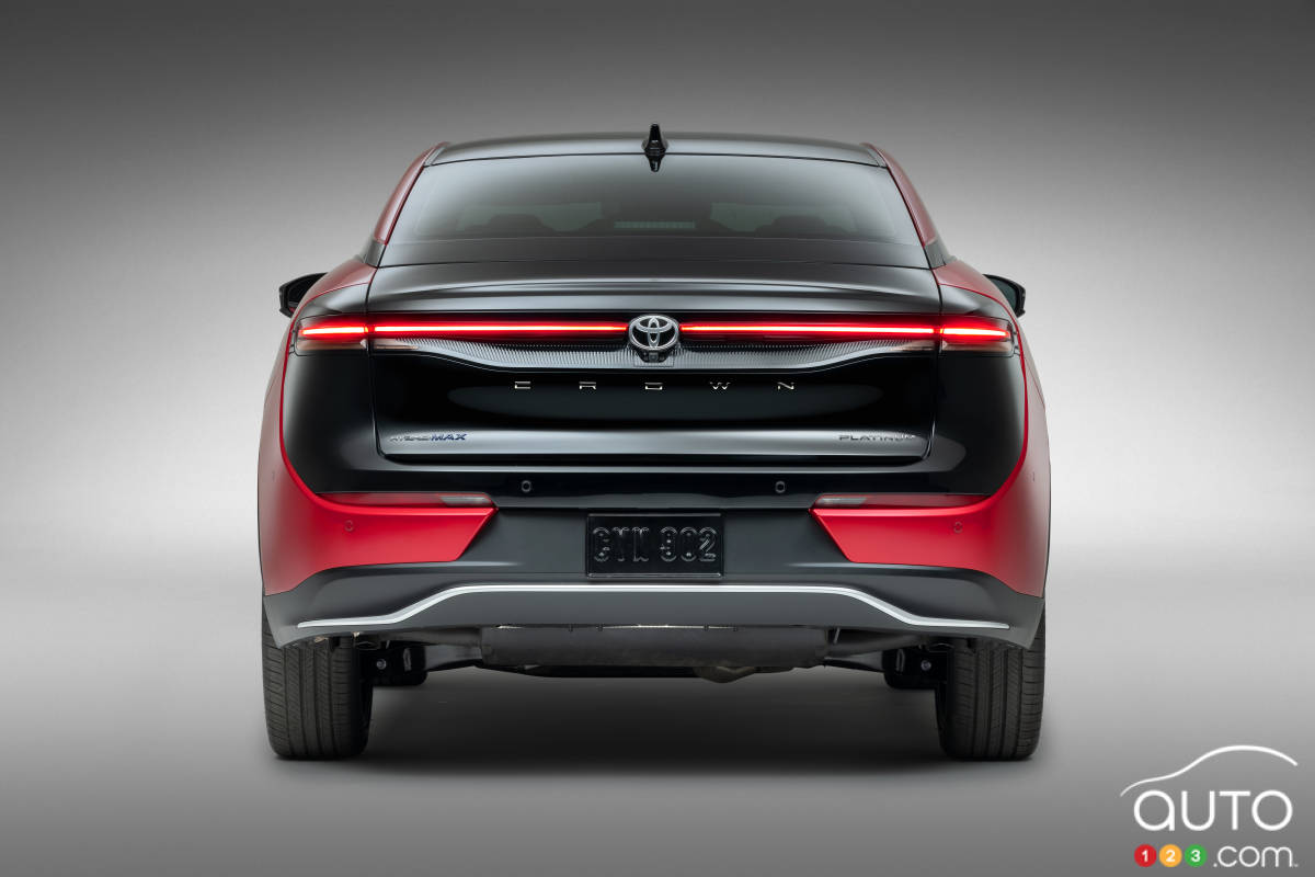 Toyota Crown 2023, arrière
